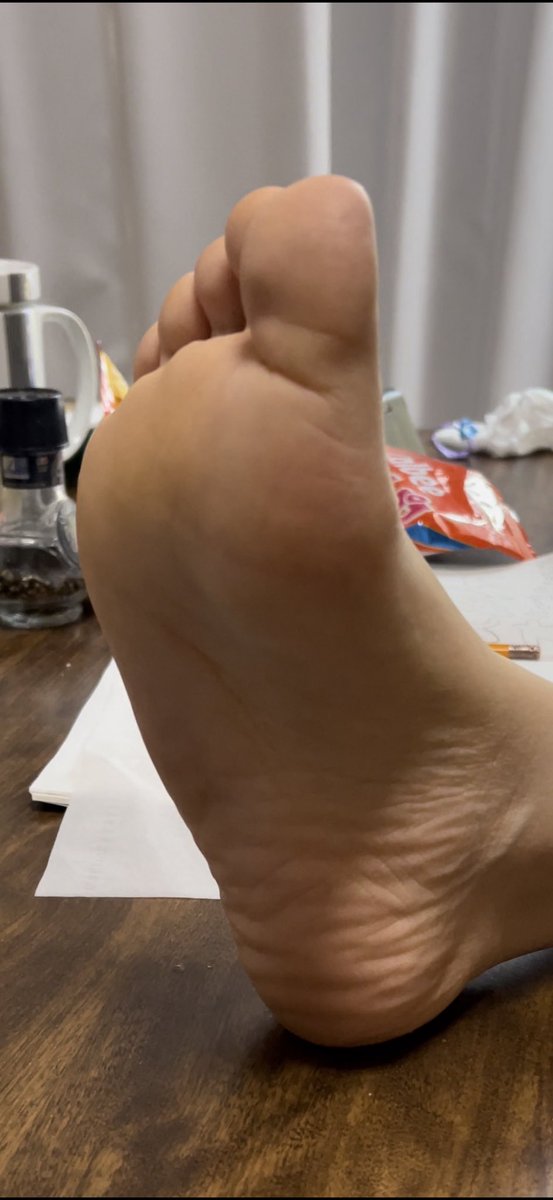 tasogare6011's tweet photo. ムダ毛処理中の行儀悪い🦶😂 https://t.co/oDykUyjbYf