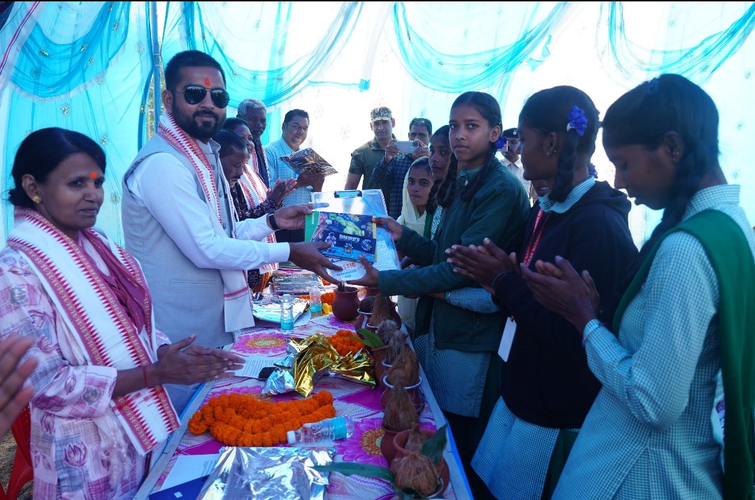 007Princekr's tweet photo. झारखंड रजत जयंती के तहत झारखंड राज्य जलछाजन मिशन एवं  WCDC लोहरदगा द्वारा लोहरदगा के उमरी में प्रभात फेरी, कलश यात्रा, रंगोली प्रतियोगिता, पौधारोपण, जल संरक्षण शपथ और जलछाजन गीत का आयोजन बतौर मुख्य अतिथि उप विकास आयुक्त लोहरदगा  एवं अन्य पदाधिकारियों की उपस्थिति में संपन्न हुई। https://t.co/K4dEBma72O