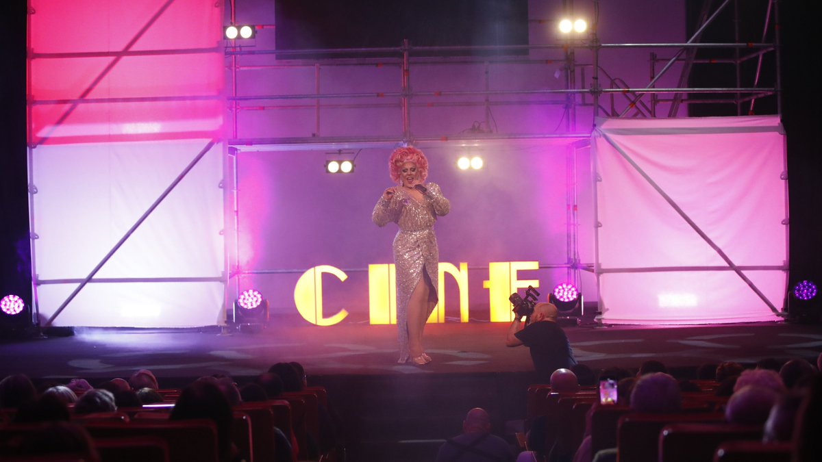 🎞️A Mostra de Curtas deu comezo onte por todo o alto!  Fede Pérez, Tito Rober e Vania fixeron desfrutar ao público nunha noite chea de risas, emoción e recordos.

Grazas a todas as persoas que se achegaron! 💫

🎬 Hoxe Sección Oficial, ás 20.30 h no Coliseo Noela.