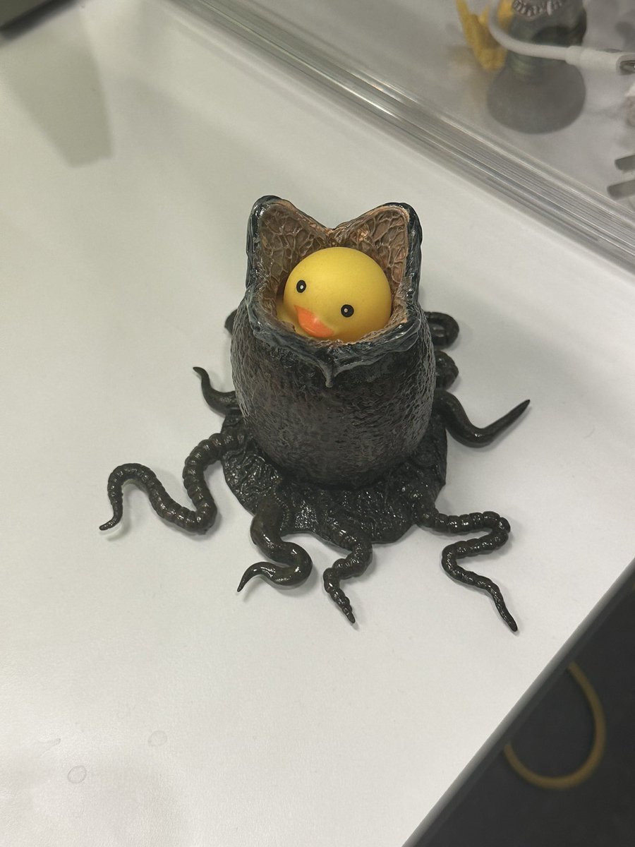 chris_pjun's tweet image. 同事桌子上生异形了