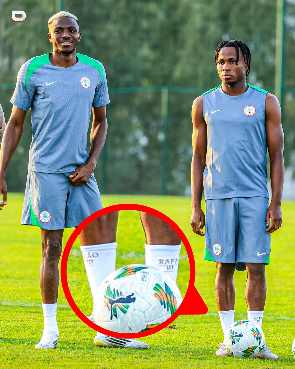 M_pipo3's tweet image. تشاكويزي يا حرام، الجوارب اللي لابسها مستلفها من لياو.