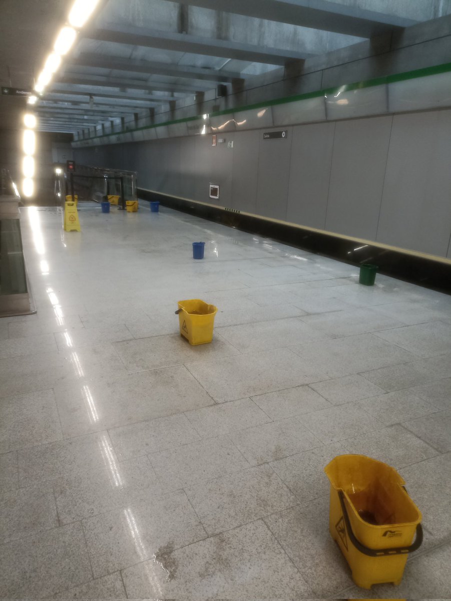 SoyRafaCastro's tweet image. Jornada de lluvia normal (no está cayendo la mundial como el otro día) y así está el @_metrodesevilla. Entre goteras, masificaciones, sólo una línea, explosiones, averías, horario y cortes el metro es lo más tercermundista que tiene #Sevilla.