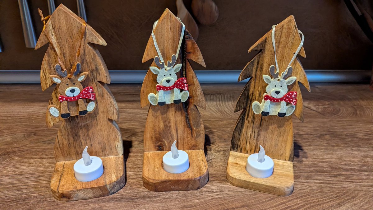 male jekice sa veštačkom svećicom za ugodan, romantičan  detalj u sobi. stara bukva. natur premaz. visina oko 23cm. cena 3.000+ptt. za tri komada u setu. slanje posle uplate.