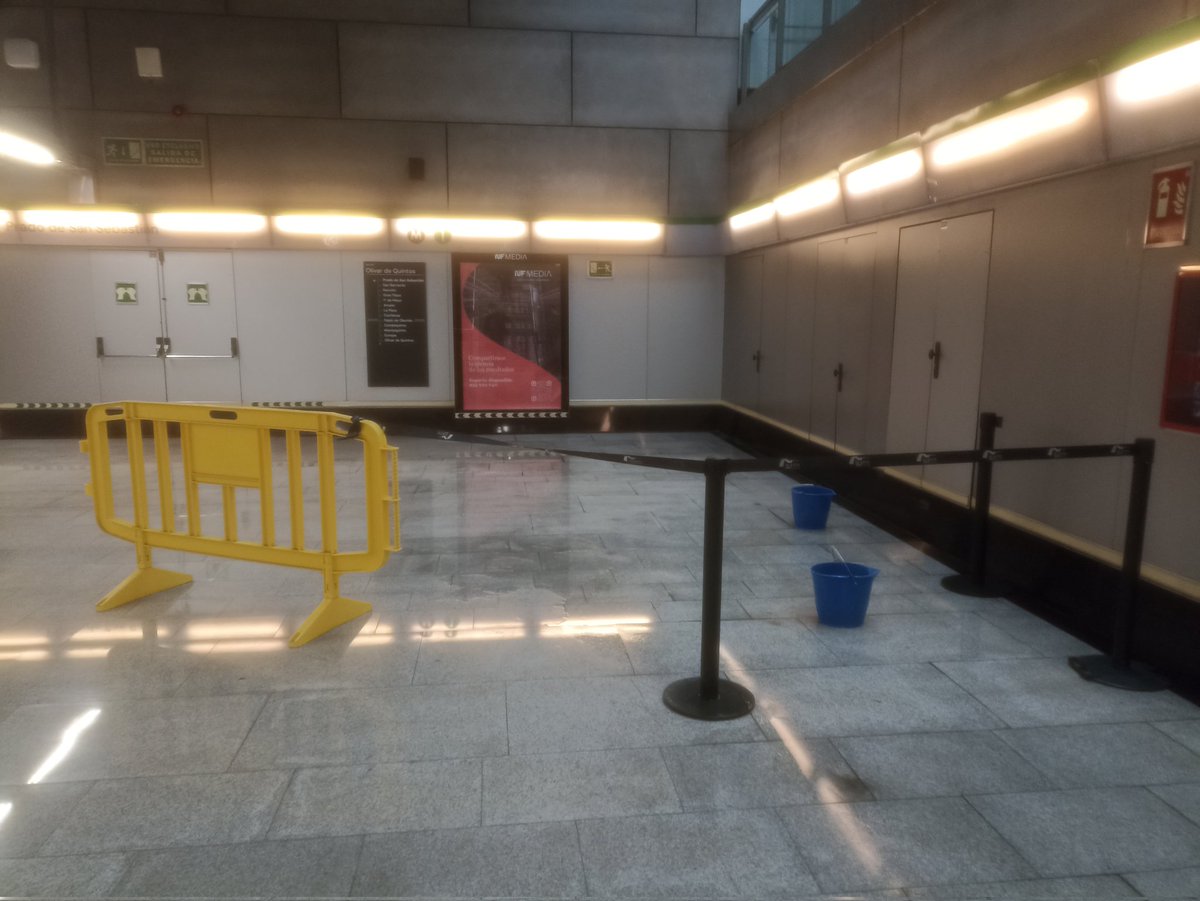 SoyRafaCastro's tweet image. Jornada de lluvia normal (no está cayendo la mundial como el otro día) y así está el @_metrodesevilla. Entre goteras, masificaciones, sólo una línea, explosiones, averías, horario y cortes el metro es lo más tercermundista que tiene #Sevilla.