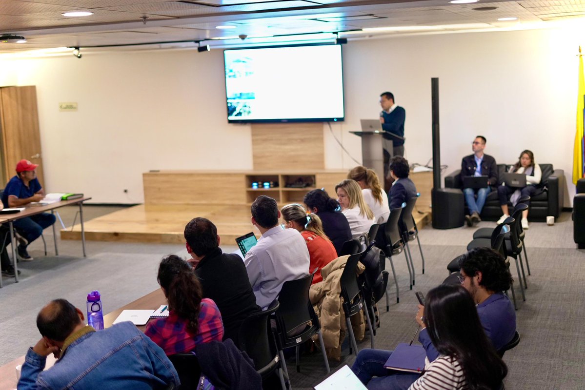 MinTransporteCo's tweet image. Socializamos el Decreto 1017 de 2025, que moderniza el transporte de bovinos en pie. Queremos un sector más seguro, formal y comprometido con el bienestar animal, junto a @TransitoPolicia @ansvcol @SENAComunica e @ICACOLOMBIA. 💪
#ConDignidadCumplimos