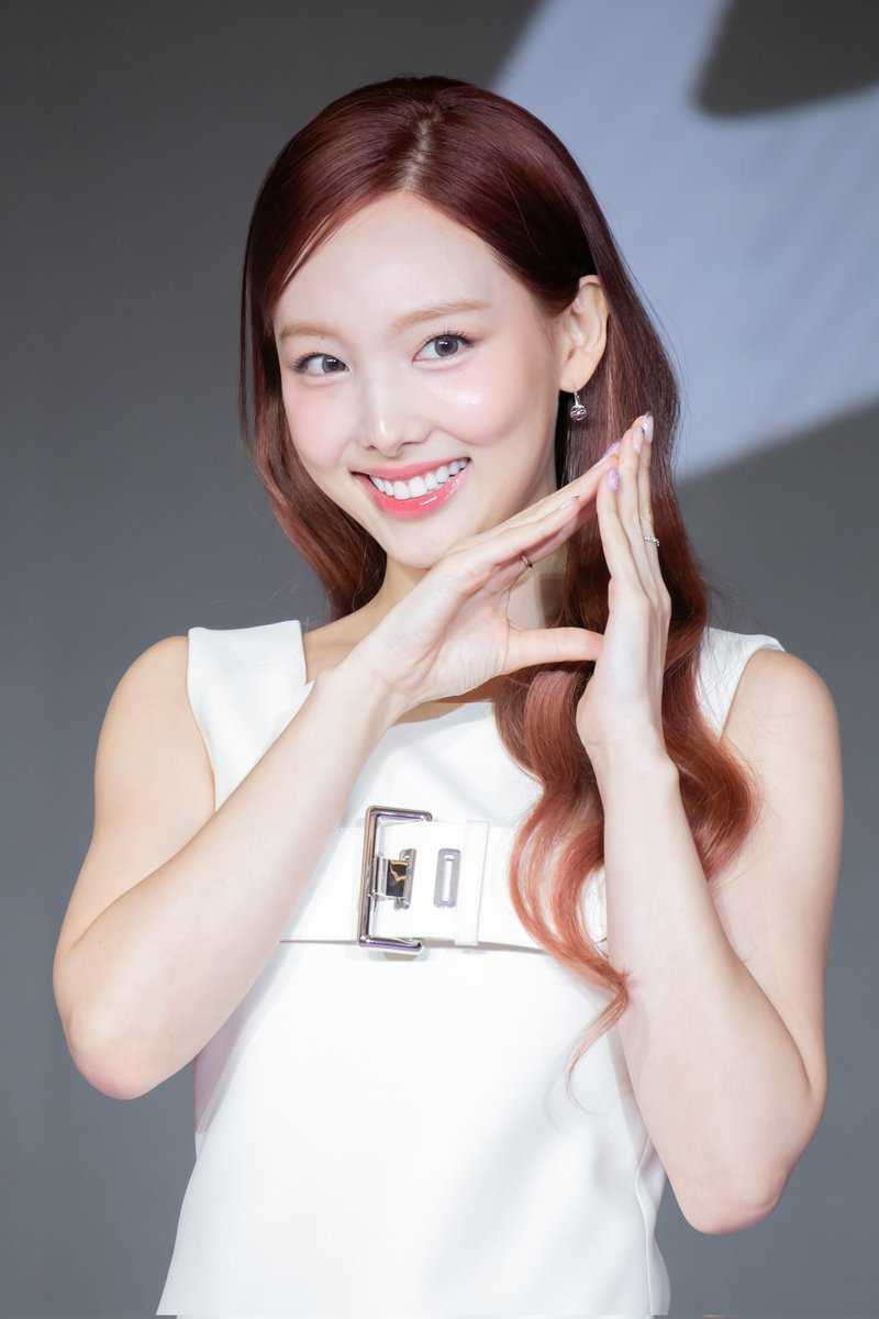 mazituraimazi's tweet image. これ正しい、「アイドルのサバイバル番組でめちゃくちゃ整った顔の人が中盤で落ちる」とか「グループで一番整ってる顔はこの人だけど一番人気なのは他の人」の正体もこれだと思う
意外とこういう「かなり整ってるのに印象に残る平均から外れてるところがある顔」の人のほうが希少だったりする