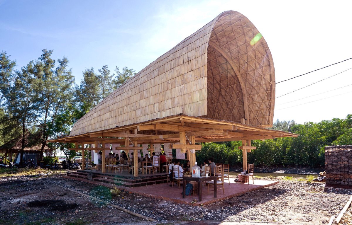 Archello's tweet image. BaleBio Pavilion by Cave Urban redefines Bali’s architectural future through laminate bamboo construction—a carbon-negative, community-built prototype blending local craft and regenerative design.
buff.ly/BbPb5wH

#RegenerativeDesign #BambooArchitecture #LowCarbonBuilding