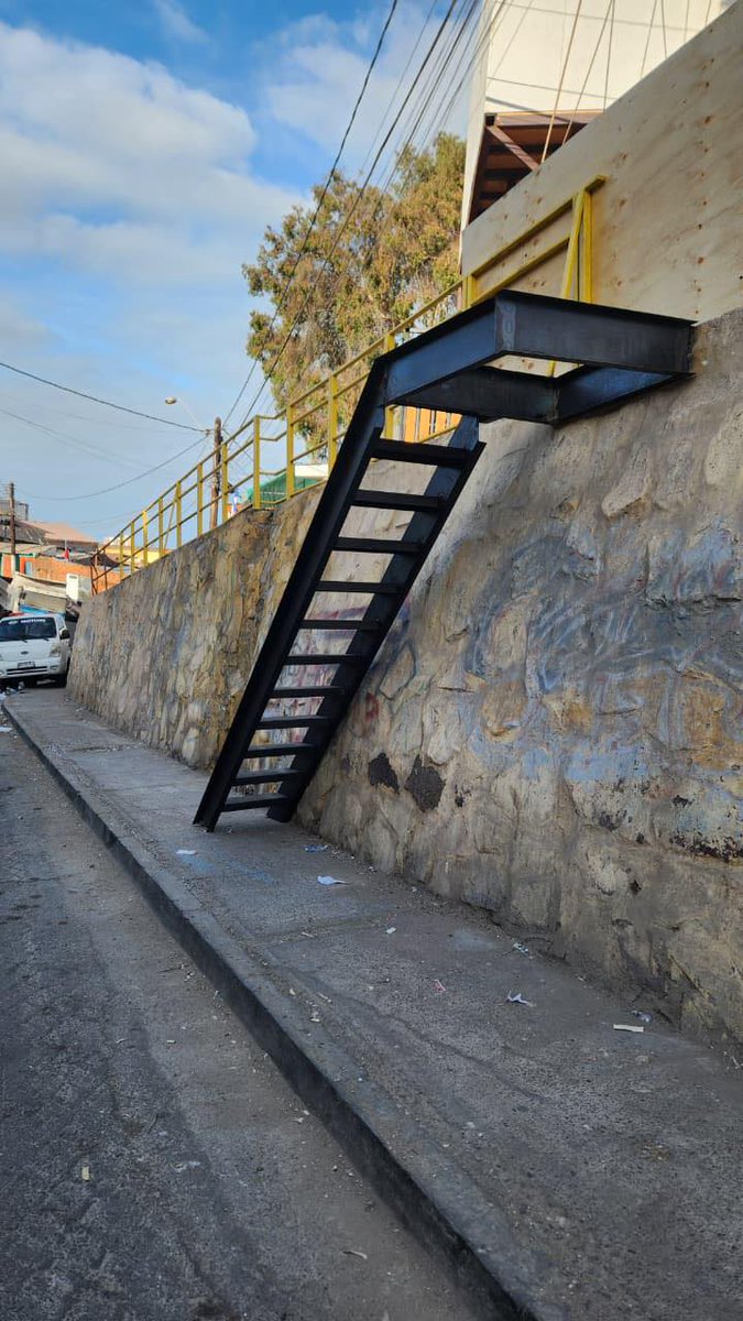 Desagradables lacras extranjeras calle Lima sector centro alto #Antofagasta instalan escalera en plena vereda sin ningún permiso, para clientes puedan comprar droga sin problemas
Hacen lo que quieren, ahora NO podrán pasar las personas en silla de ruedas o mamitas con sus coches