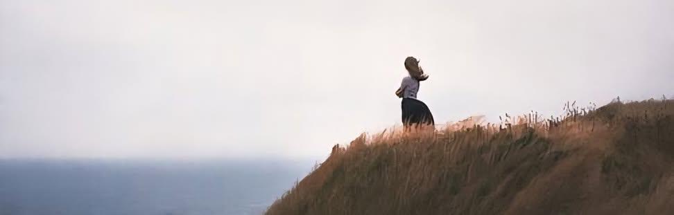 __Bahkan ketika aku berdiri di puncak kesedihan, kekacauan dan kerapuhan—aku masih punya tempat untuk menyisipkan namamu di sela-sela doa dan air mata.
——