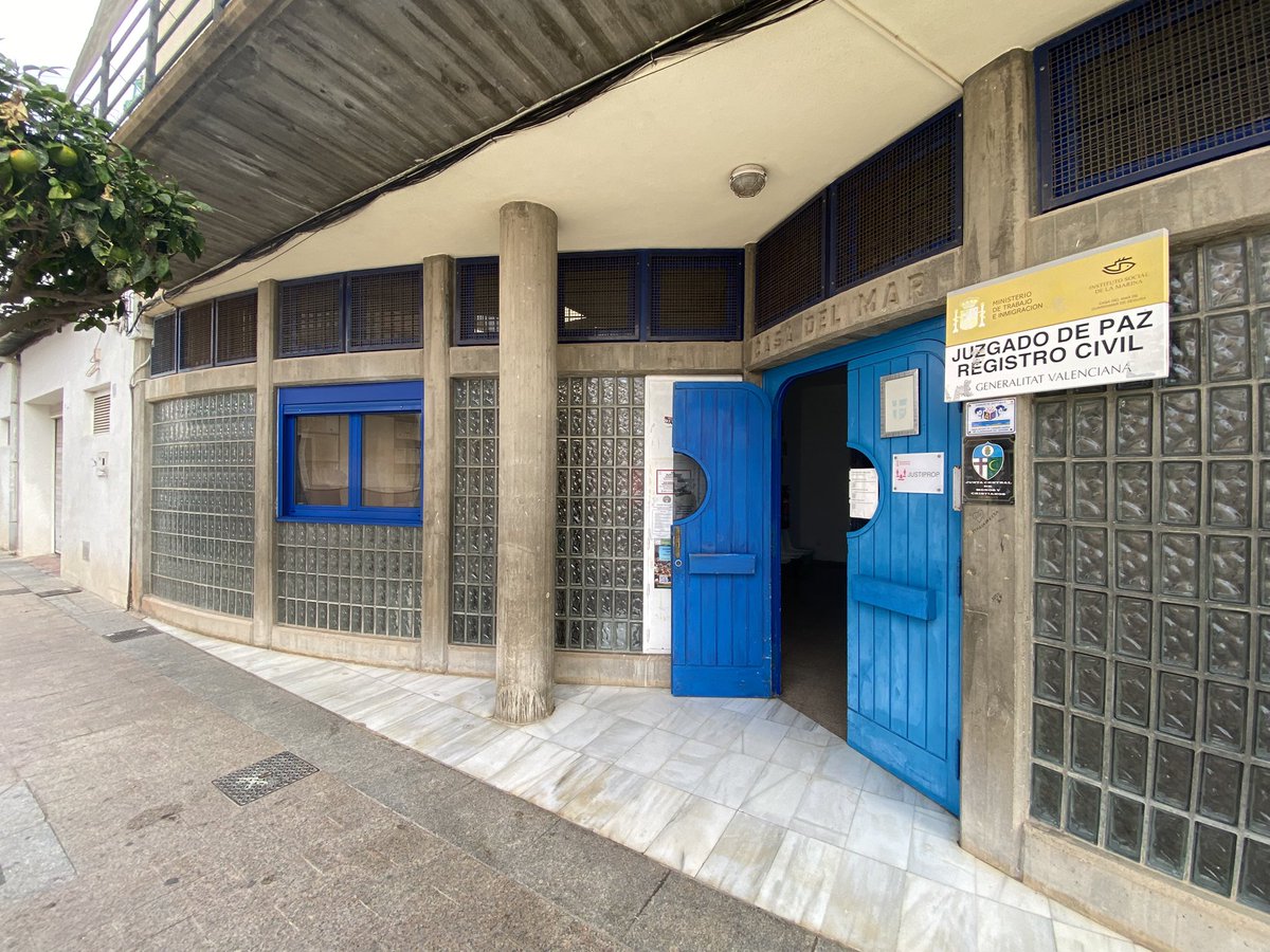 JoseLSaezPastor's tweet image. Visita junto a Jesús Rodríguez a las instalaciones del #JuzgadoPaz #Guardamar ubicado en la C/ Colón, tras la reforma de las oficinas de atención al público, sala de vídeo conferencias, despacho y almacén. #Servicios #Informática #Obras @Guardamar_Ayto