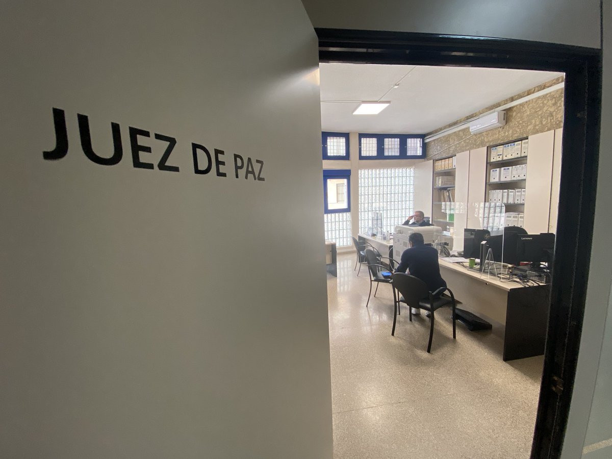 JoseLSaezPastor's tweet image. Visita junto a Jesús Rodríguez a las instalaciones del #JuzgadoPaz #Guardamar ubicado en la C/ Colón, tras la reforma de las oficinas de atención al público, sala de vídeo conferencias, despacho y almacén. #Servicios #Informática #Obras @Guardamar_Ayto