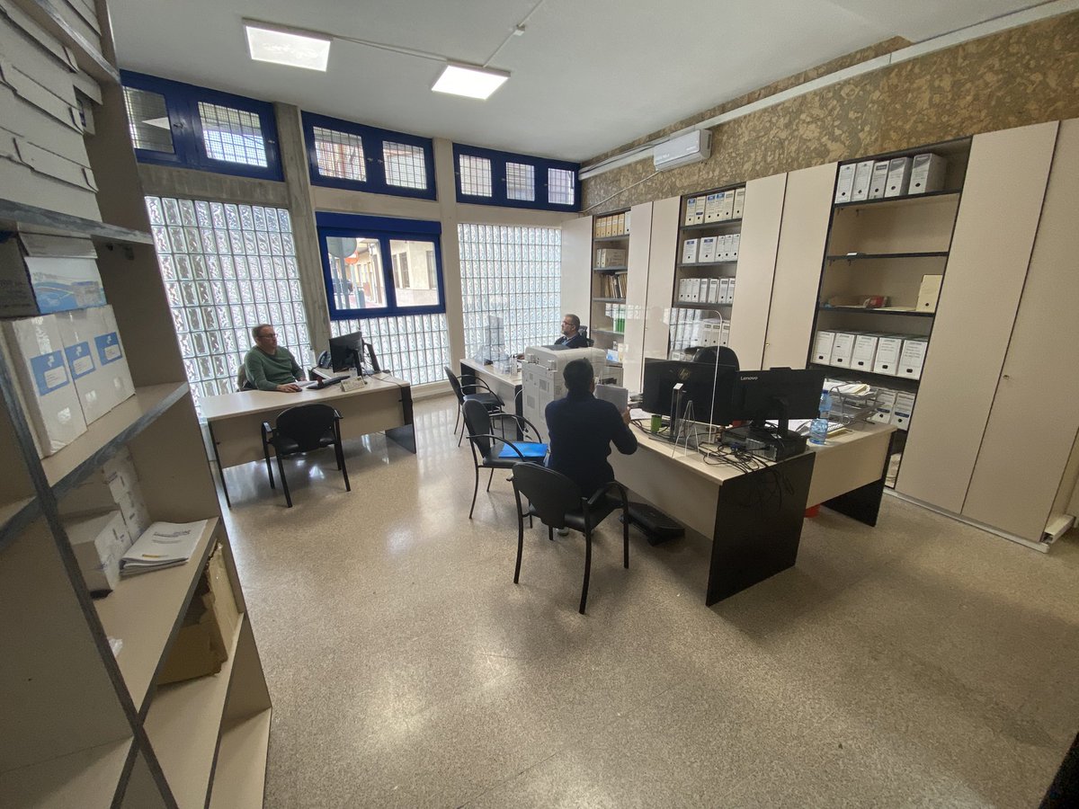 JoseLSaezPastor's tweet image. Visita junto a Jesús Rodríguez a las instalaciones del #JuzgadoPaz #Guardamar ubicado en la C/ Colón, tras la reforma de las oficinas de atención al público, sala de vídeo conferencias, despacho y almacén. #Servicios #Informática #Obras @Guardamar_Ayto