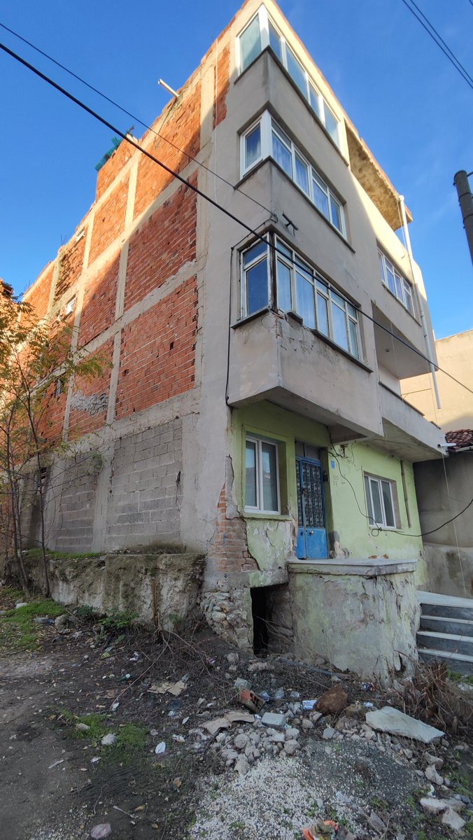 Moloz taş temel üzerine betonarme konstrüksiyon.