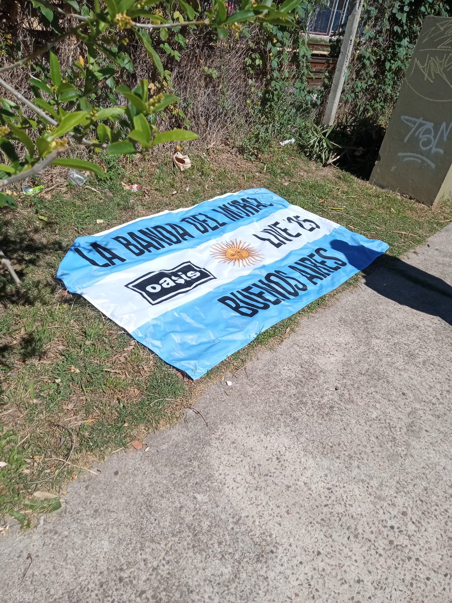 Atención <a href="/joaquinvismara/">Joaquín Vismara</a> pintó mural <a href="/oasis/">Oasis</a> en estación Núñez.