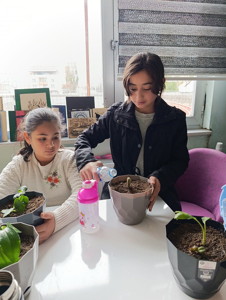 📍Doğanın önemi ve bitkilerin ekosistemdeki rolü.

Öğrencilerin doğayla bağ kurması, çevreye duyarlı bireyler olarak yetişmeleri ve ortak bir üretim deneyimi yaşamaları  için bitkileri toprakla buluşturduk.🍀

#yeşilbeceriler 
#gsbgm