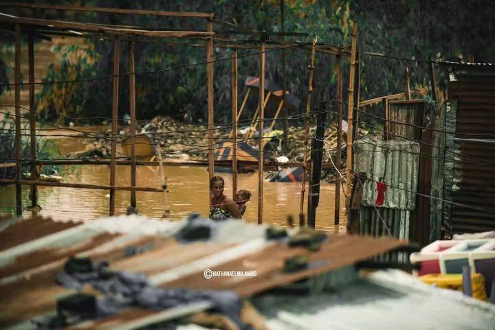 ElectionNet's tweet image. Kinshasa sous la pluie, encore une fois… 🌧️
À chaque averse, c’est le même spectacle : boue, inondations, routes paralysées… 💦 La ville devient impraticable.
Même nos autorités sont parfois contraintes de se faire porter au dos pour avancer ! 👔
Ici, la pluie transforme tout…