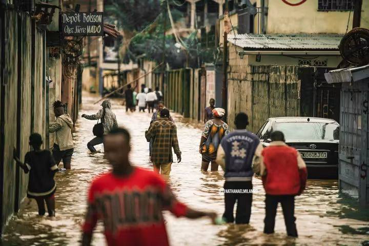 ElectionNet's tweet image. Kinshasa sous la pluie, encore une fois… 🌧️
À chaque averse, c’est le même spectacle : boue, inondations, routes paralysées… 💦 La ville devient impraticable.
Même nos autorités sont parfois contraintes de se faire porter au dos pour avancer ! 👔
Ici, la pluie transforme tout…