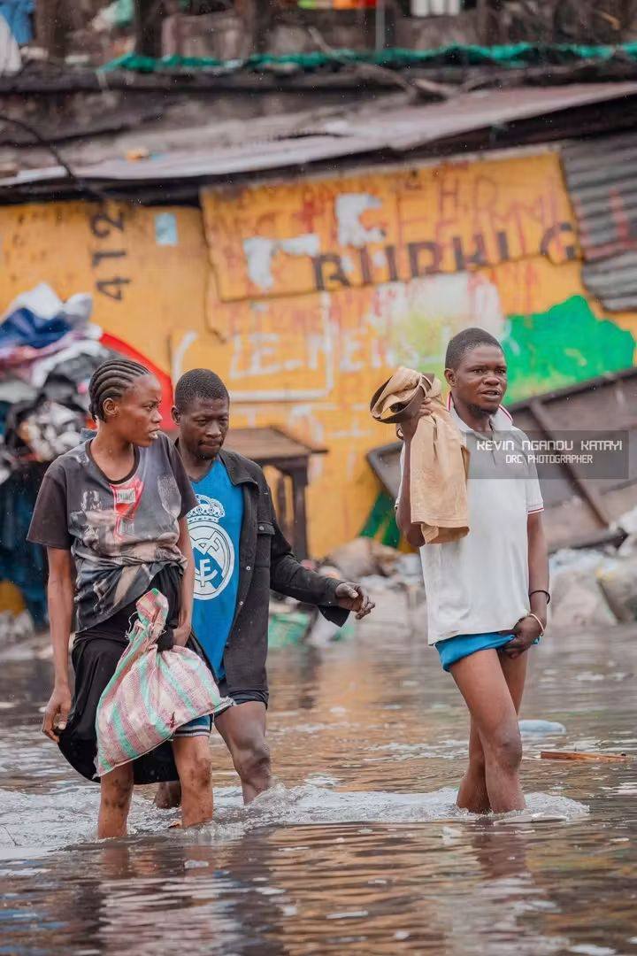 ElectionNet's tweet image. Kinshasa sous la pluie, encore une fois… 🌧️
À chaque averse, c’est le même spectacle : boue, inondations, routes paralysées… 💦 La ville devient impraticable.
Même nos autorités sont parfois contraintes de se faire porter au dos pour avancer ! 👔
Ici, la pluie transforme tout…