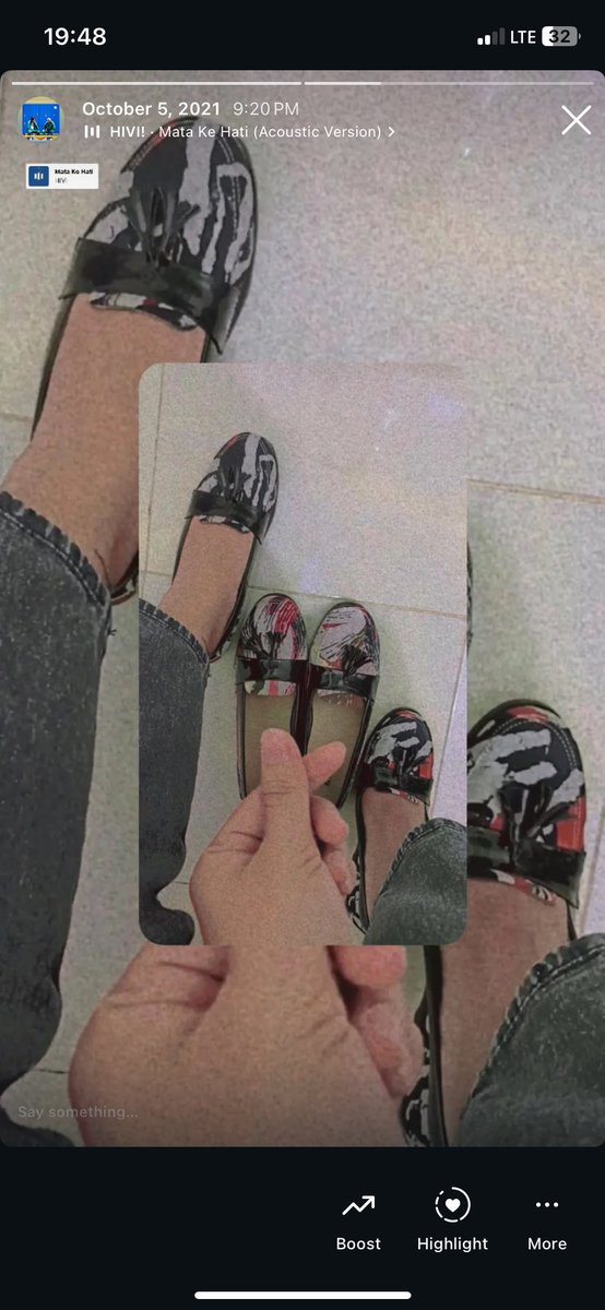 Robin_Cwan1010's tweet photo. Ini brand sepatunya apa ? Masih ada gak sih. Gak tau lupa, dulu dibeliin. Tolong kasih tau ini nama brandnya apa ?? 😭😭😭 https://t.co/Lq51cEKngN