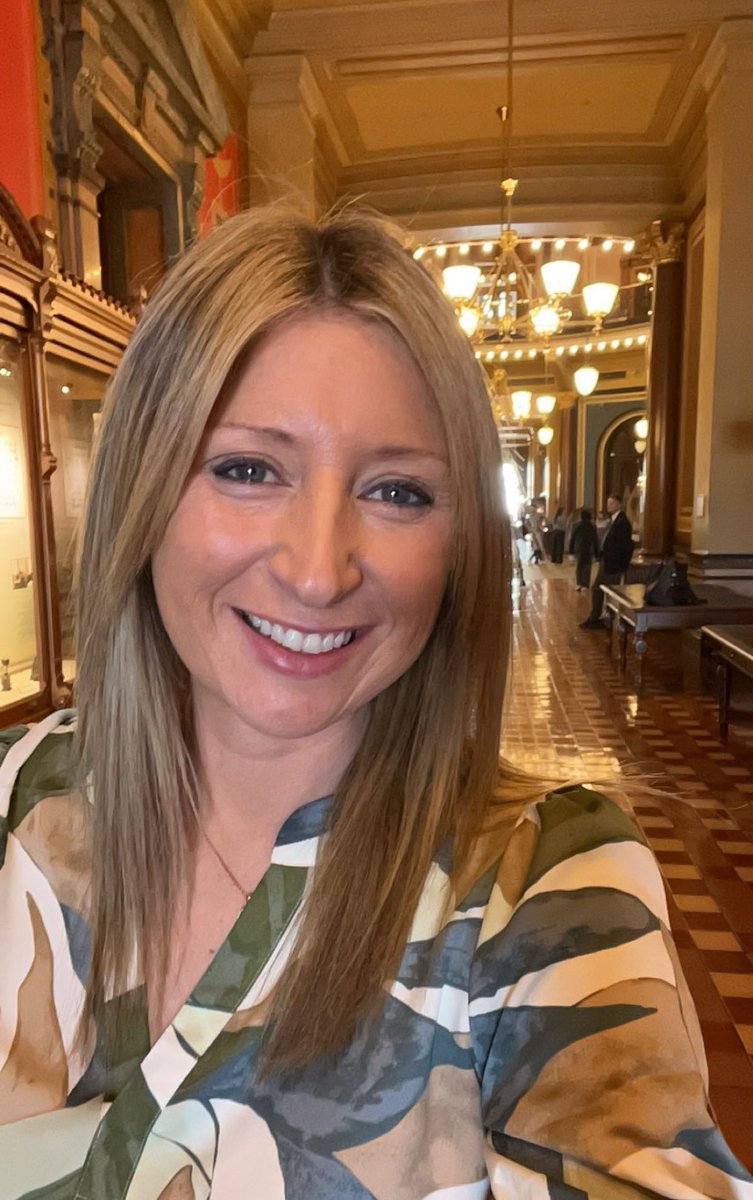This photo’s from last year’s stop at the Iowa State Capitol during the Condition of the Judiciary address. Feels especially meaningful today as Iowa’s longest government shutdown finally ends. 🏛️