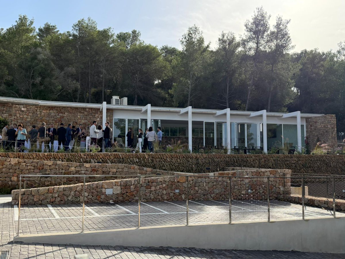 El president <a href="/vmaritorres/">Vicente Marí Torres</a> ha participat avui a la inauguració del primer tanatori públic de l'illa a la finca de Cas Llaurador, en Santa Eulària, un projecte que es va iniciar amb la posada en marxa del crematori i que ara ofereix un servei fonamental per a l'illa.