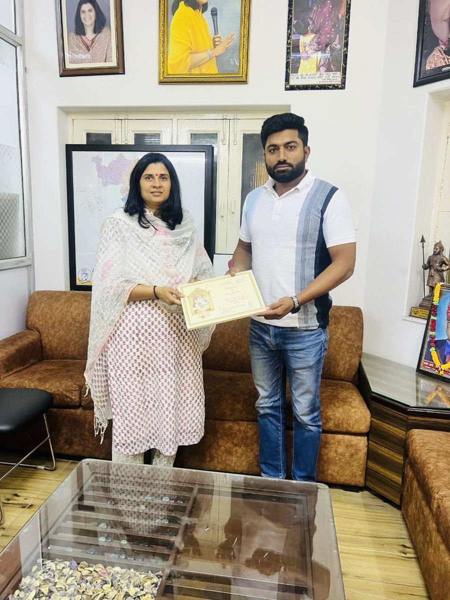 जोधपुर निवास पर पचपदरा विधानसभा क्षेत्र से राष्ट्रीय लोकतांत्रिक पार्टी के प्रत्याशी श्री <a href="/DoliThansingh/">Than Singh Doli</a> Ji’ ने अपने शुभ -विवाह समारोह का स्नेहपुर्ण निमंत्रण भेंट कर आमंत्रित किया।

विवाह समारोह की हार्दिक बधाई एवं शुभकामनाएँ एवं आपके सुखद दाम्पत्य जीवन की कामना करती हूँ!