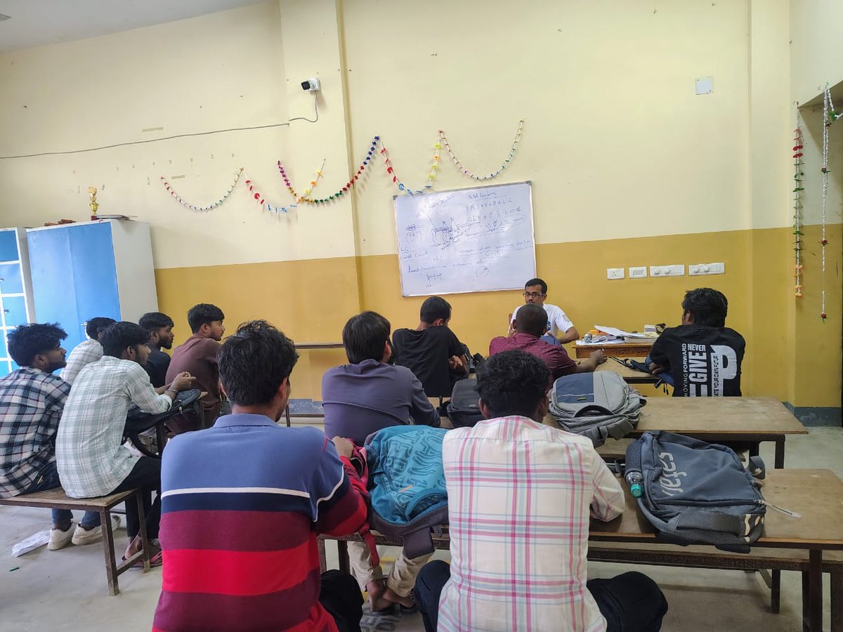 ItiKarimpur's tweet image. করিমপুর-১ গভঃ আইটিআই এ #fitter #class 
#k1giti #ITI