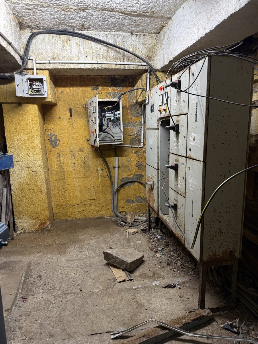 Chamundi Hills sees thousands daily, but the Panel room is in this unsafe condition! Open wires, rusted equipment, no safety at all.🤦🏻

Requesting quick action from concerned authorities.

<a href="/yaduveerwadiyar/">Yaduveer Wadiyar</a> 
<a href="/TSSrivathsa/">T.S. Srivathsa</a> 

#ChamundiHills
#Mysuru