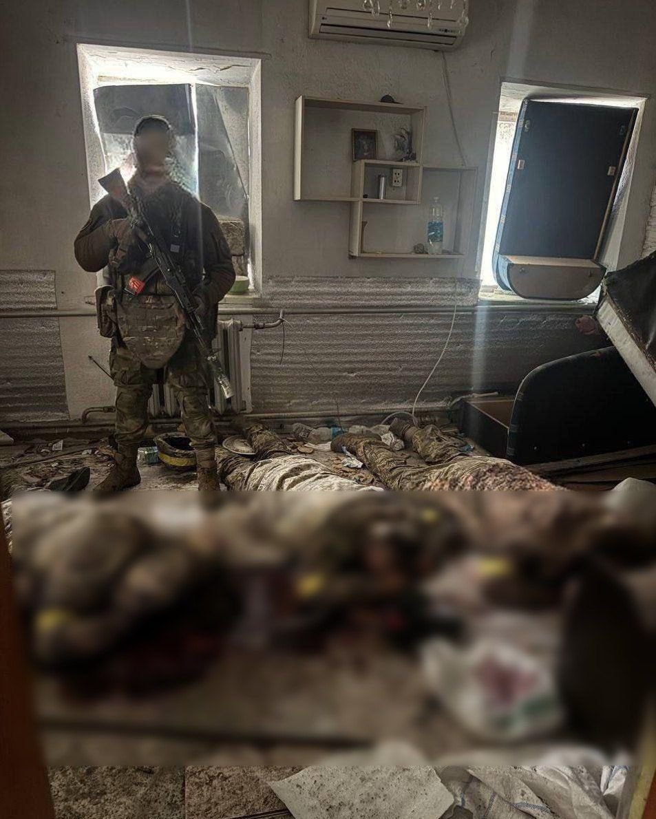 Russian forces have allegedly executed three Ukrainian POWs in Myrnohrad, Donetsk region. A photograph published in Russian social media channels shows Ukrainian servicemen forced to lie unarmed on the ground before being shot with automatic weapons. #GenevaConvention III