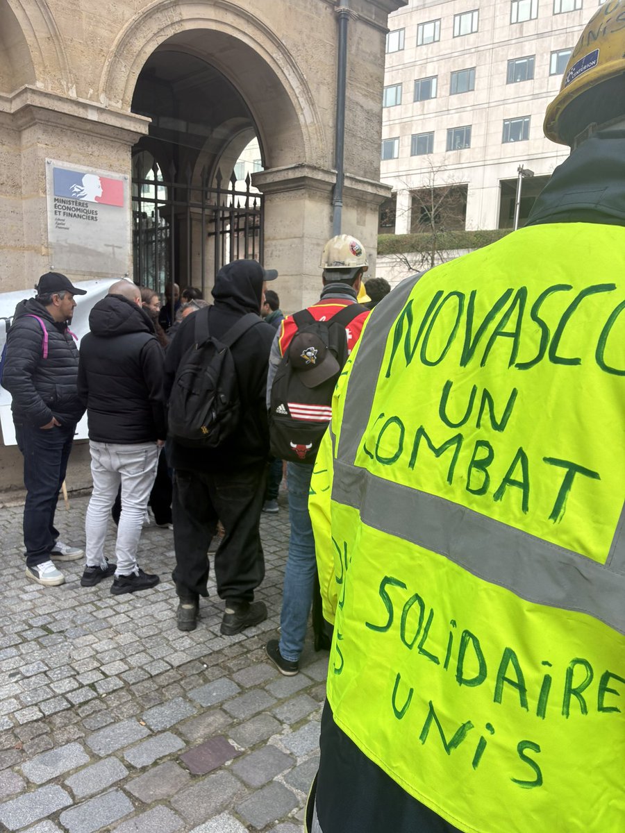 Les Novasco d’Hagondange rassemblés devant Bercy. Une délégation rencontre le ministre de l’Industrie. La fermeture du site sidérurgique va sans doute être annoncée lundi. 450 emplois supprimés. <a href="/RMCInfo/">RMC</a>