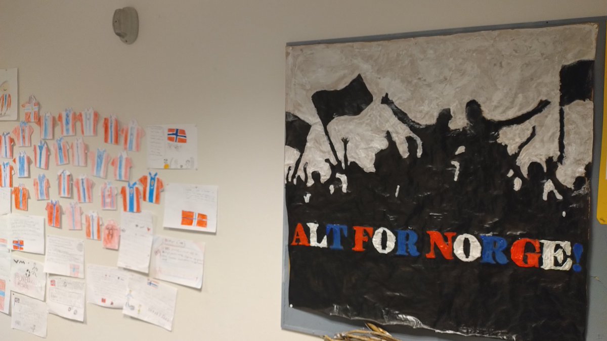 peleri's tweet image. Er det landskamp og mulighet for at Norge kommer til vm, da lærer jeg kidsa på skolen å male noe som ligner på tifo 🤷‍♂️🇳🇴