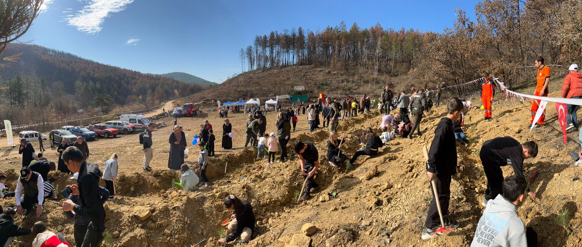 Eflani Geleceğe Nefes, Yarınlara Umut Oldu

#Eflani’de  #YeşilVatan’ımız hep var olsun diye, yanan ormanlarımıza yeniden can olsun diye binlerce fidanı toprakla buluşturduk Yeşil Vatan sevdasıyla toprağa imzamızı attık, geleceğe nefes olduk.

#MilliAğaçlandırmaGünü #ZonguldakOBM