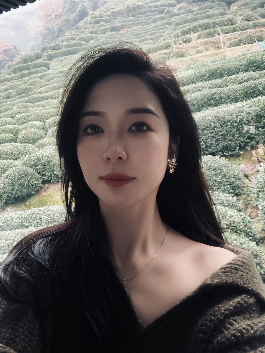 BenjaminSalent's tweet photo. 茶园里的安静时刻，偷得半日闲。远离喧嚣，手捧清茶，静听风声拂过叶梢。这一刻，属于心灵的回归。成熟如我，更懂独处的珍贵。#茶园时光 #静心之旅 https://t.co/6vR8PPXxrw
