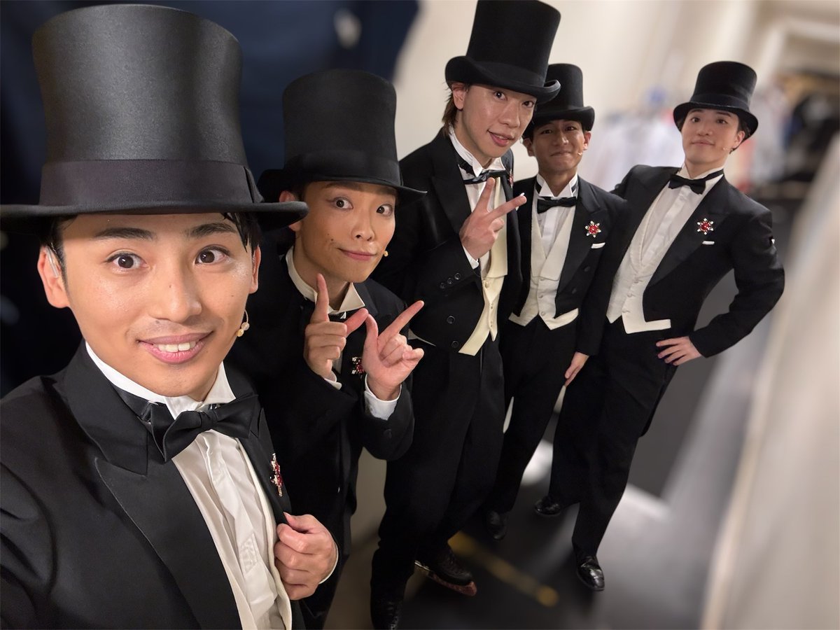 tyk_t_t's tweet image. #THEGIFT

本日もご来場いただきありがとうございました!!
男性アンサンブルとフィギュアスケーターのひろさんと!!
今回燕尾服が着れて嬉しい☺️
どの衣装もカッコよくていつもニヤニヤしちゃいます😽