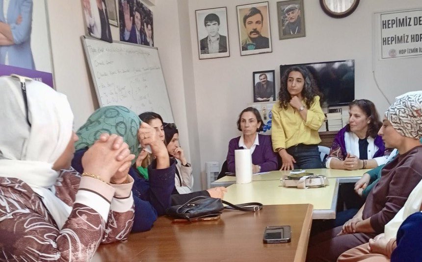 İl Eş Başkanımız  Fulya Erdoğan ve Genel Merkez Kadın Koordinasyonu  Üyemiz Berna Çelik; #25Kasım kapsamında Aliağa İlçesindeki kadınlarla bir araya geldi