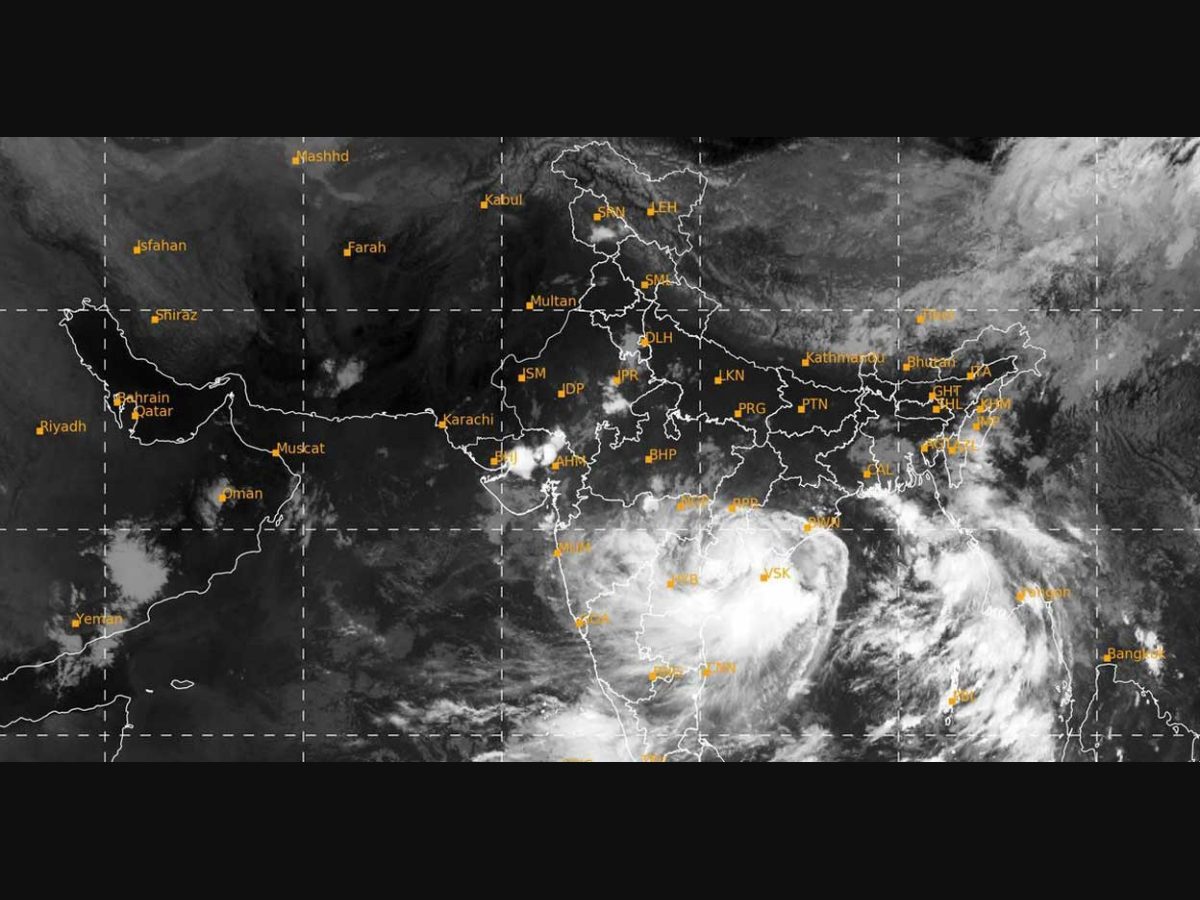 An55327J's tweet photo. Storm Claudia: Aemet issues yellow and amber warnings for heavy rain and strong winds in southern Spain.Huelva province, from 12 noon until midnight, where accumulated rainfall of up to 30mm in one hour is expected. Watching the news
https://t.co/hU2nDlEEZF
#storm
#warnin https://t.co/JW1QyakBzn
