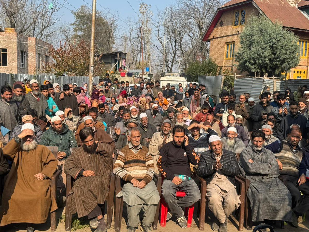 PeerzadaFaroz's tweet image. Laid the foundation stone for two PMGSY-IV road projects worth ₹17.5 Cr in Kund, Kulgam, boosting rural connectivity.
Kund–Brinal (4.5 km, ₹12.70 Cr) &amp;amp; Uril Verinar–Mirasinallah (2 km, ₹4.87 Cr).
Better roads, better lives, no village remains isolated.
@OmarAbdullah 
@JKNC_