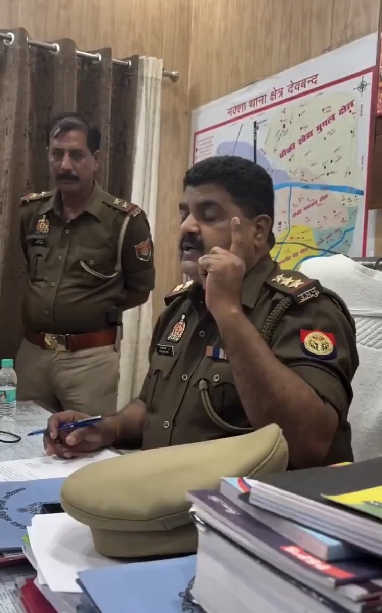 जो सच बोलेगा उसे चुप कराया जाएगा उसे दबाया जाएगा, सच बोलने की सजा मिलेगी,

इंस्पेक्टर नरेंद्र शर्मा को लाइन हाजिर कर दिया गया क्योंकि उन्होंने ये कहा कि

आतंकी सिर्फ मुसलमान नहीं होते हिन्दू धर्म के लोग भी देश विरोधी गतिविधियों में पकड़े गए हैं,