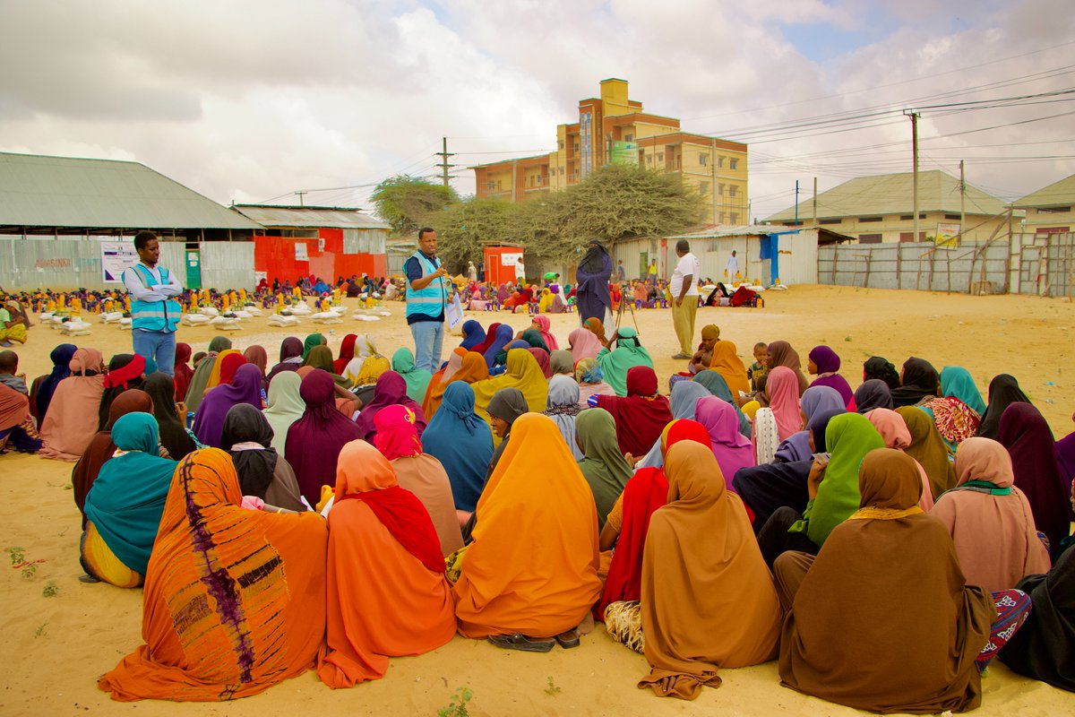 DBGGSomalia's tweet photo. From Nov 9–13, 2025, DBG distributed emergency dry food to 250 vulnerable households &amp; provided nutritional support to 800 malnourished children under 5 across 23 IDP camps in Deynile &amp; Kahda, Mogadishu — funded by #GesundeAfrica. #FoodSecurity #Nutrition #DBG #HumanitarianAid https://t.co/2K02lvfh0t
