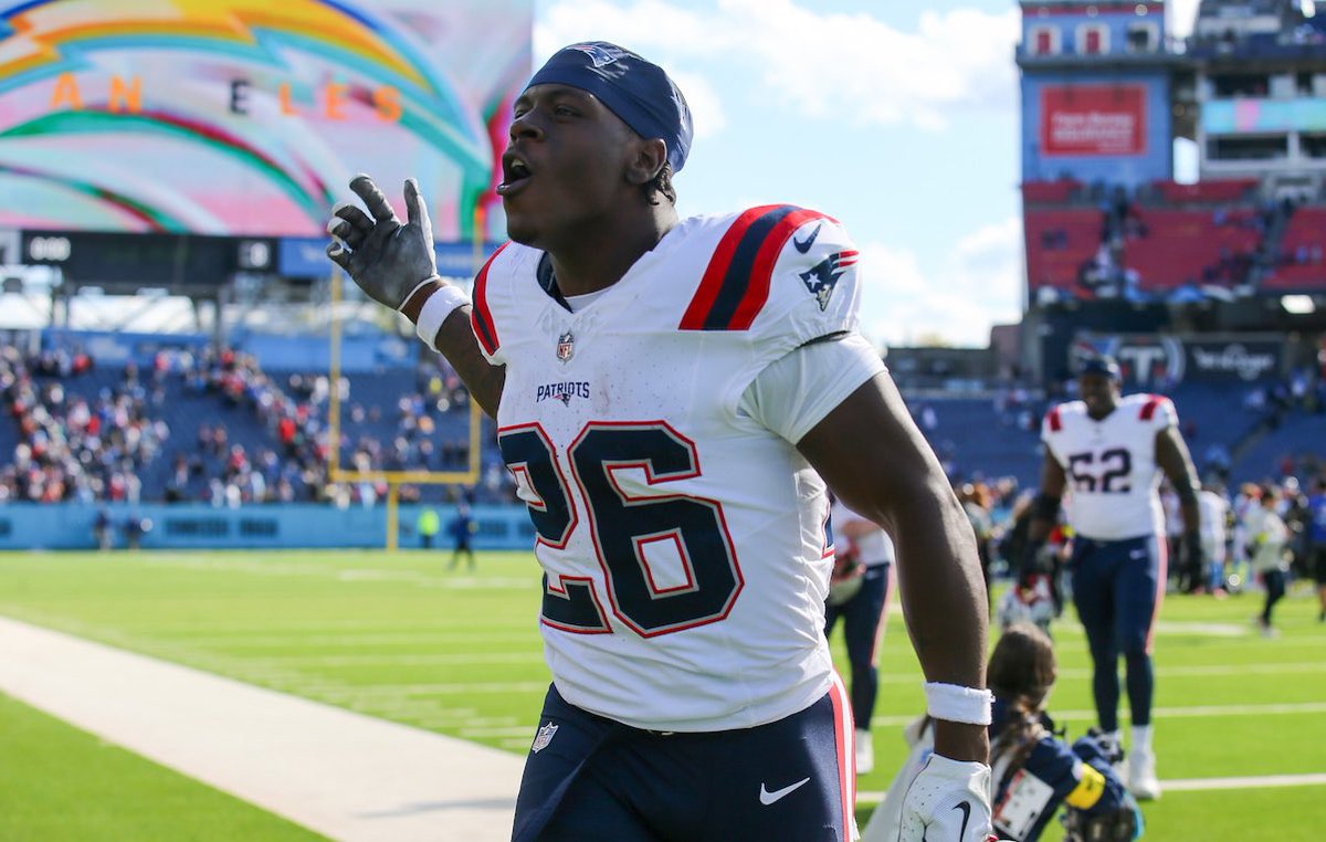 Patriots RB Terrell Jennings, who has been dealing with a knee injury, is  expected to play tonight against the Jets, per @RapSheet. Jennings being  active provides New England with much needed depth