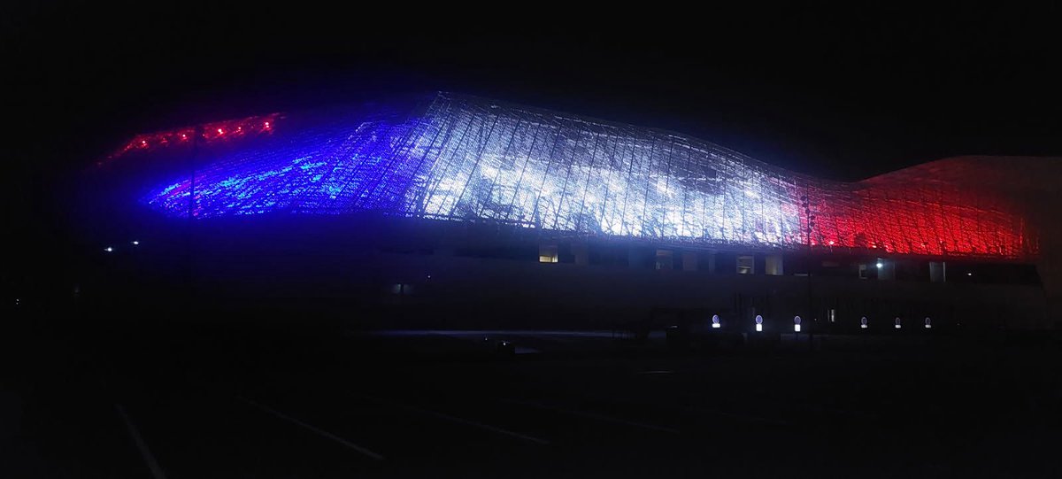 🇫🇷 Ce soir, <a href="/espacemayenne/">Espace Mayenne</a> se pare des couleurs de notre Pays en hommage aux victimes du #13Novembre 
#solidarité