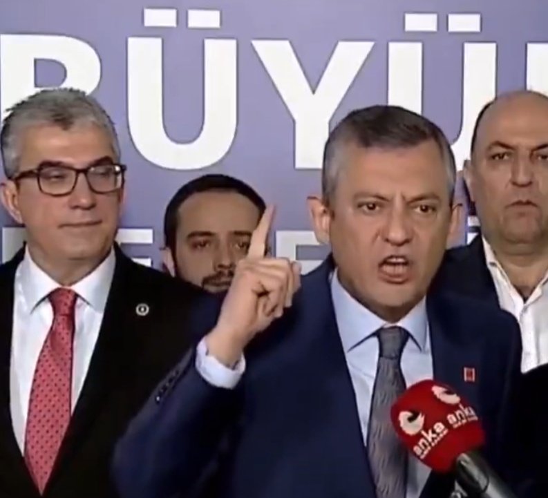 CHP GENEL BAŞKANI ÖZGÜR ÖZEL,İMAMOĞLU SAYESİNDE BAŞKAN OLDU..
SİLİVRİ'DEKİ ÇETE BAŞINDAN TALİMAT ALIP SİYASET YAPIYOR.
KENDİ KİTLESİ ONUN YALANLARINI VE YAPTIĞI ALGIYI YEMİYOR ARTIK..
CHP'KAYNAMAYA BAŞLADI,YENİ BİR SAYFA AÇIP İRADESİ ELİNDEN ALINMIŞ İNSANLARDAN KURTULMALIDIR..