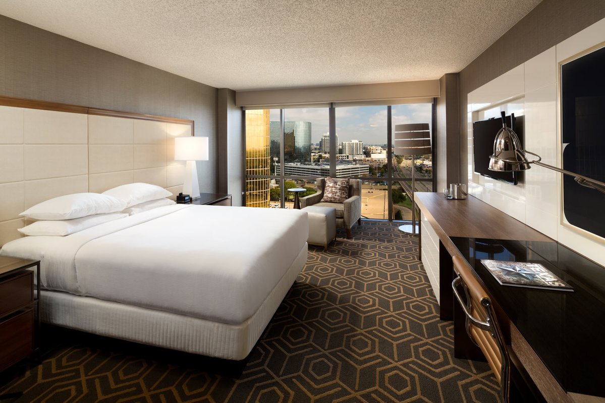DoubleTreeDCC's tweet image. Celebrate Thanksgiving in the heart of Dallas. 🏙️🍁

Create memories with your loved ones while enjoying the perfect mix of comfort and Texas adventure. Book today at bit.ly/3GkgFsA