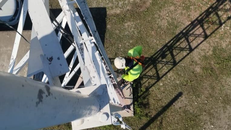 📷 La valentía y el coraje de estos hombres no caben en una imagen 🖼️.
En la recuperación de los servicios 📲☎️ tras el paso de #Melissa 🌀 por Oriente, nuestros torreros han sido una pieza clave 🥹.
#EtecsaConCuba 🇨🇺