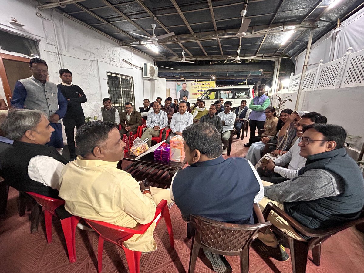 आज राजकीय आवास जयपुर पर पहल पुस्तक के लेखकगण बालकिशन मालाकार जी सहायक आचार्य भूगोल, टीकम मालाकार जी प्राचार्य, डॉ. रामकिशन सैनी प्राचार्य, डॉ. सरिता सैनी प्राचार्य एवं लक्ष्मी सैनी सहायक आचार्य भूगोल द्वारा लिखित पुस्तक का शिक्षाविदों के साथ विमोचन किया।