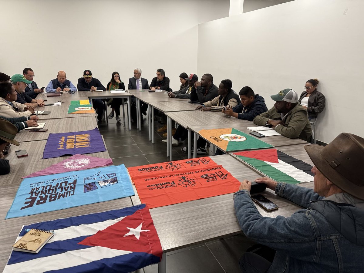 Del 13 al 18 de octubre, el pueblo volvió a las calles: comunidades negras, indígenas, jóvenes, campesinas y barrios populares exigimos transformaciones reales. Levantamos refugios humanitarios y movilizaciones permanentes. Logramos un acuerdo con el gobierno

🔥 #CumplaElCambio