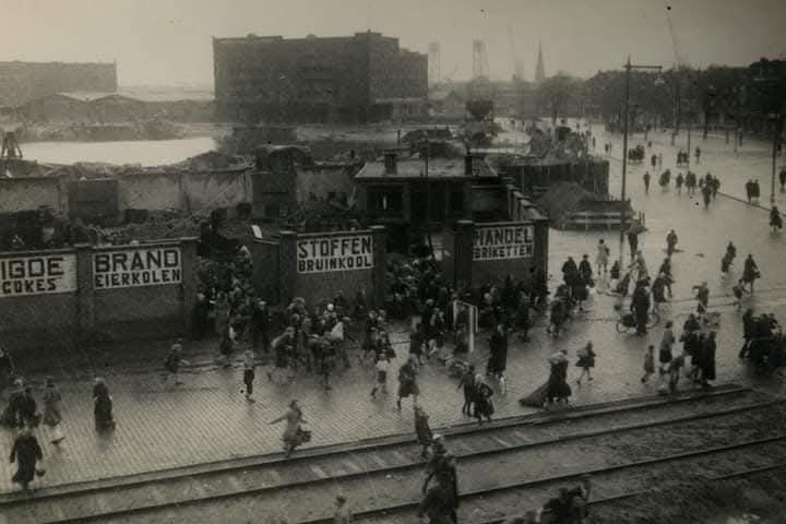 Massale kolendiefstal op het terrein van de Hilledijk bij de hoek van de Hillelaan.  Er was geen bewaking omdat de Duitse bezetters op 10 en 11 november alle mannen van zeventien jaar tot en met veertig jaar weggevoerd hadden. Zakken, zie links onder in ALT ⤵️⤵️