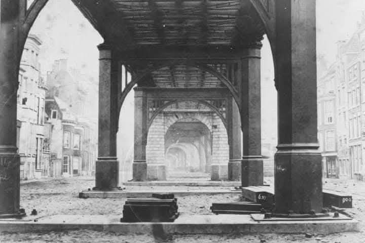 Zicht onder het spoorwegviaduct over de Gedempte Binnenrotte. 1875