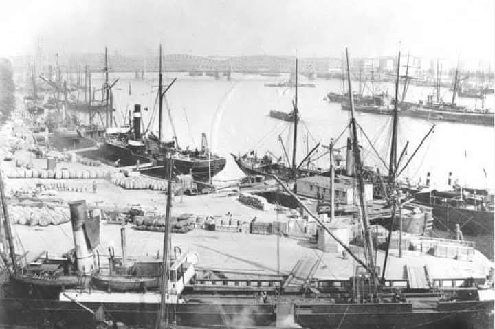 De Boompjes. 1884 met op de voorgrond het Leuvehoofd. Je kijkt vanaf de plek waar nu de Erasmusbrug staat