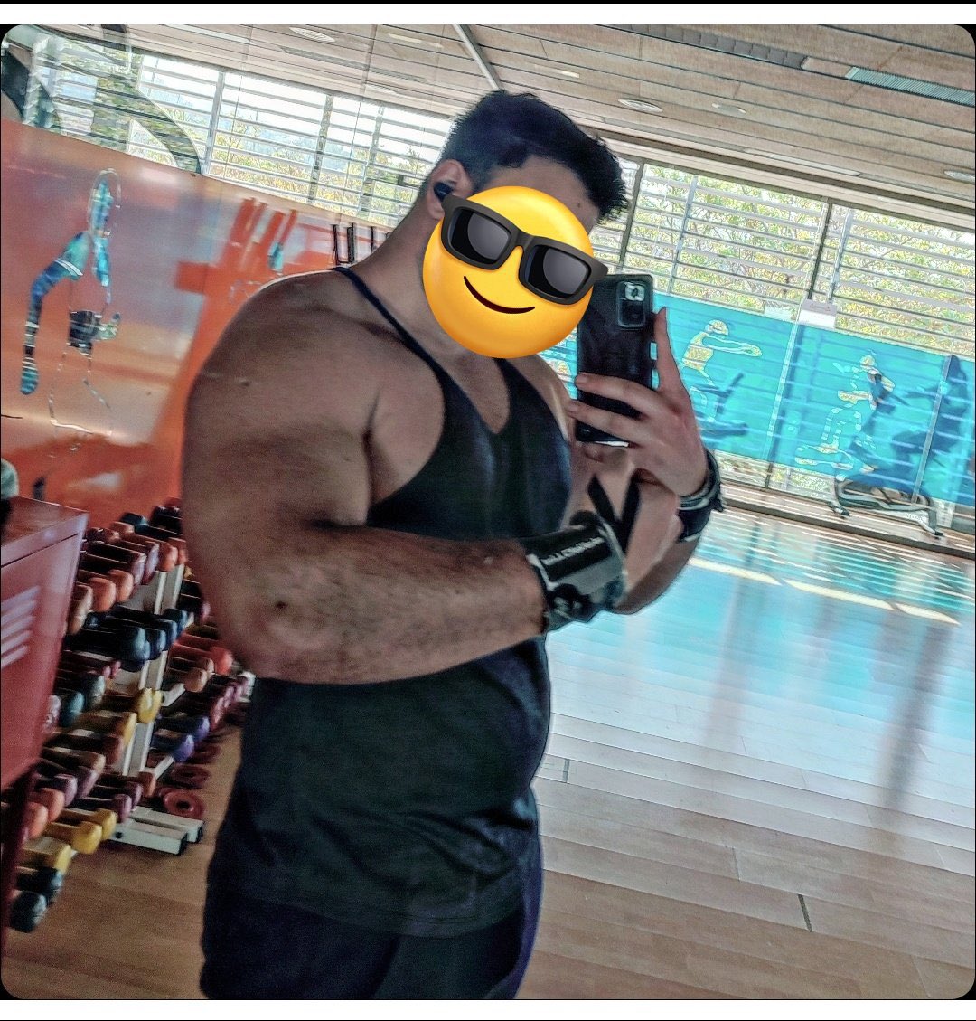Eres un gordo que va al gimnasio y aún así no vas a conseguir NUNCA lograr ni un 2% de definición . No tienes forma 

Que pasa si dejas de entrenar 10 días? Que vuelve a ser la bola de sebo que eres 

Gay no. Acomplejado si